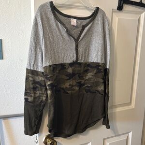 Camo Colorblock Henley Pullover - Gray & Olive